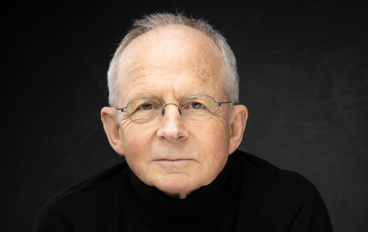 Portraitbild Lothar Zechlin vor schwarzem Hintergrund.