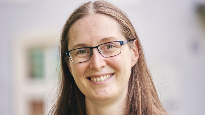 Portraitfoto Carina Geldhauser.