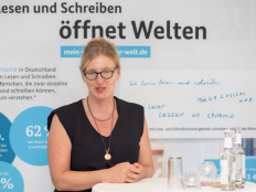 Frau Anke Grotlueschen bei einer Veranstaltung an einem Stehtisch.