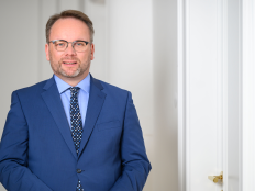 Portraitfoto Timon Gremmels in blauem Anzug.