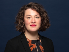 Portraitfoto von Hanna Pfeifer vor dunklem Hintergund.