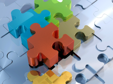 Puzzlestücke, die ineinandergreifen.