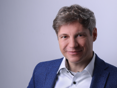 Portraitfoto von Dominik Fischer