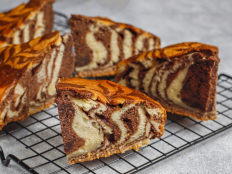 Marmorkuchenstuecke auf einem Ofenrost.