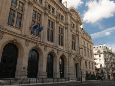 Gebaeude mit Haupteingang der Universität Paris La Sorbonne.