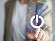 Weibliche Person berührt imaginaeren Power Button im Vordergrund