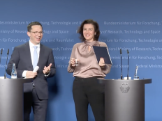 Falko Mohrs und Dorothee Baer beim Pressestatement im BMFTR.