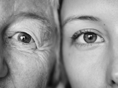 Schwarzweissaufnahme einer alten und einer jungen Person, Closeup einer Gesichtshaelfte.