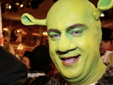Markus Soeder zu Fasching 2014 im Shrek-Kostuem.