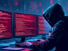 Hacker mit Hoodie vor Bildschirmen mit Code in abgedunkeltem Raum.