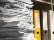 Nahaufnahme Dokumentenstapel und Ringordner.