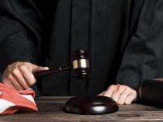 Close-Up Richter schlägt Hammer, amerikanische Flagge und Gesetzbuch.