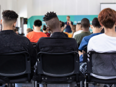 Internationale Studierende von hinten, Dozent an der Tafel.