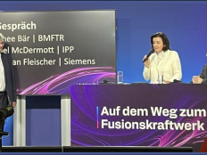 Podium beim Fusionskongress des BMFTR mit Rachel McDermott, Dorothee Baer und Maximilian Fleischer.