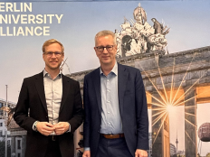 Guenter M. Ziegler und Martin Mann vor dem Brandenburger Tor.