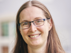 Portraitfoto Carina Geldhauser.