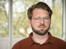 Portraitfoto von Jannis Julien Grimm.