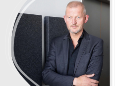Portraitfoto von Olaf Koeller mit designtem Hintergrund.