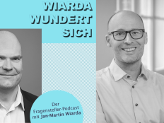 Collage aus dem Cover des Podcasts "Wiarda wundert sich" und Portraitfoto des Gasts Samuel Greiff.