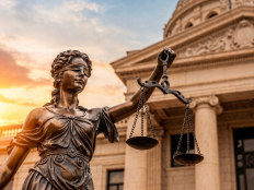 Statue der Justizia vor Gerichtsgebäude.