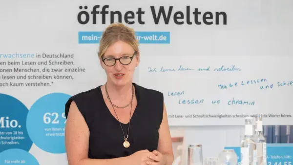 Frau Anke Grotlueschen bei einer Veranstaltung an einem Stehtisch.