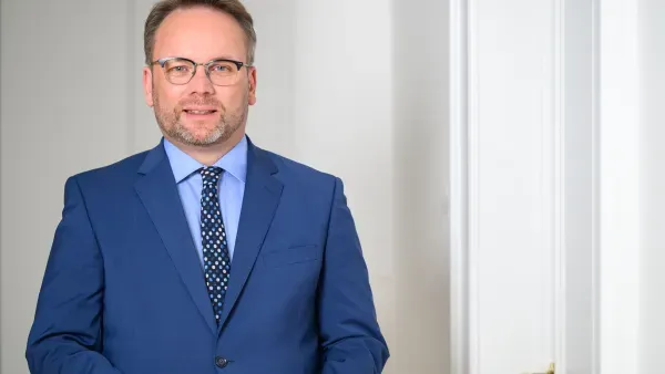 Portraitfoto Timon Gremmels in blauem Anzug.