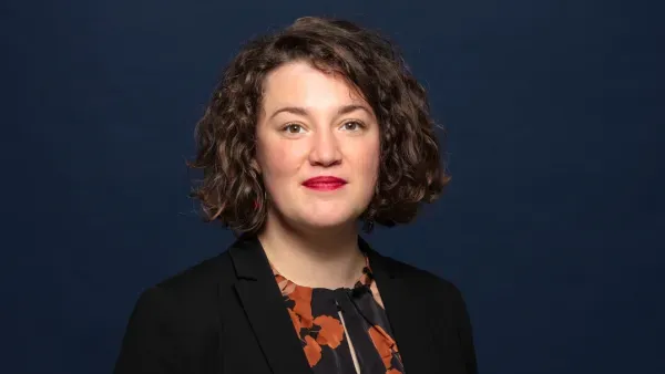Portraitfoto von Hanna Pfeifer vor dunklem Hintergund.