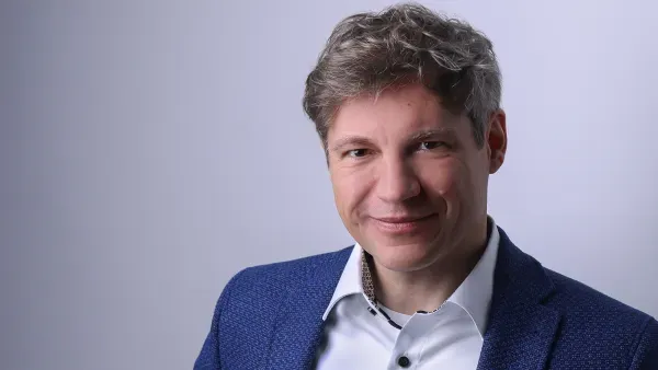 Portraitfoto von Dominik Fischer