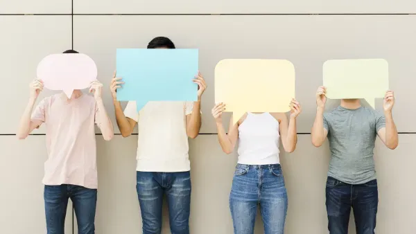 Eine Gruppe von vier jungen Menschen hält sich leere Sprechblasen vor das Gesicht.