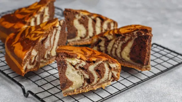 Marmorkuchenstuecke auf einem Ofenrost.