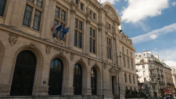 Gebaeude mit Haupteingang der Universität Paris La Sorbonne.