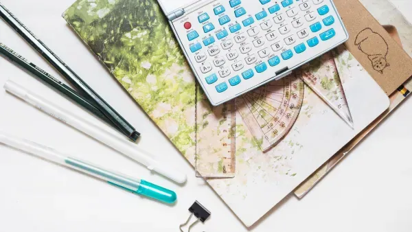 Collage aus Stiften, Heftern, Klammern und einem Taschenrechner.