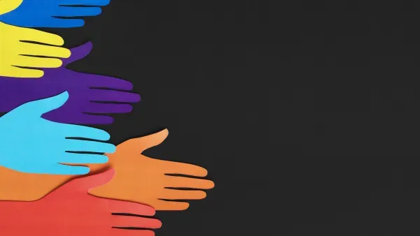 Komposition aus fuenf bunten Haenden aus Papier vor schwarzem Hintergrund.