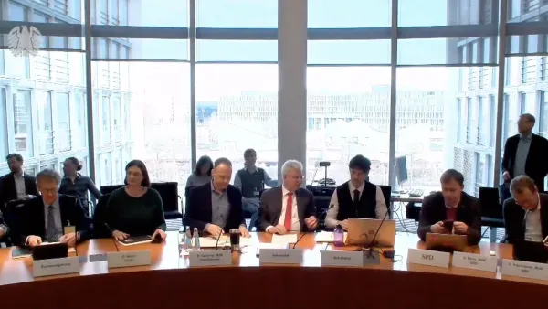 Mitglieder des Forschungsausschusses bei einer Sitzung an Tischen im Halbrund