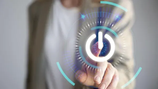 Weibliche Person berührt imaginaeren Power Button im Vordergrund