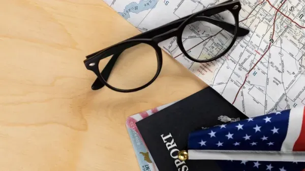 Collage aus Kartenausschnitt USA, Brille, Reisepass, Ausweis und einer kleinen amerikanischen Flagge.