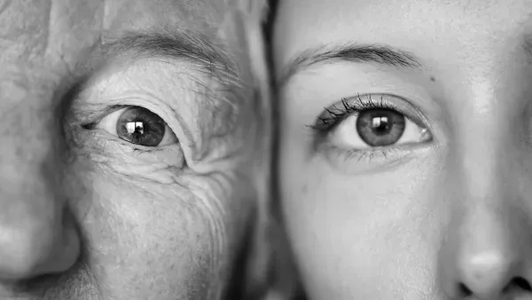 Schwarzweissaufnahme einer alten und einer jungen Person, Closeup einer Gesichtshaelfte.