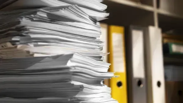 Nahaufnahme Dokumentenstapel und Ringordner.