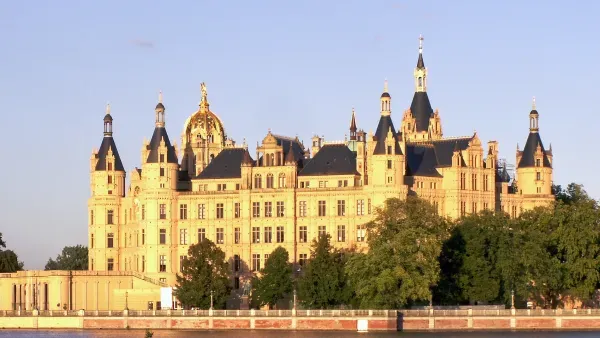 Schweriner Schloss im Sonnenschein.