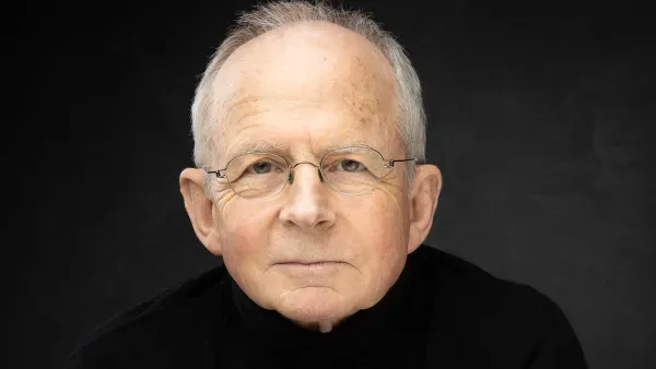 Portraitbild Lothar Zechlin vor schwarzem Hintergrund.