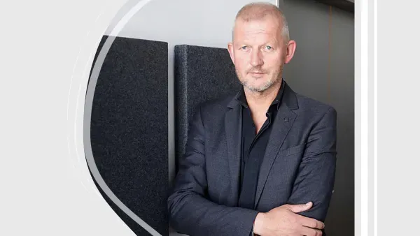 Portraitfoto von Olaf Koeller mit designtem Hintergrund.