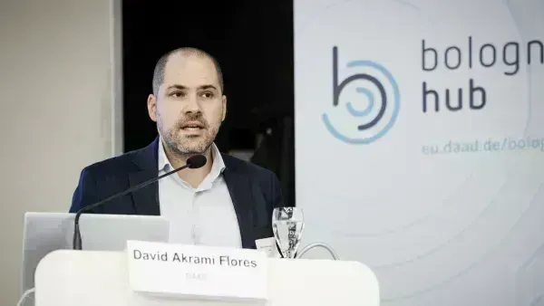 David Akrami Flores bei einem Vortrag am Rednerpult.
