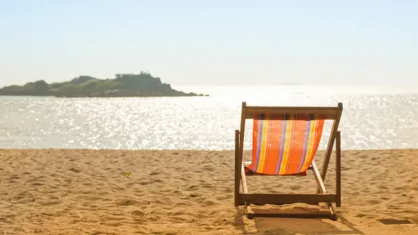 Liegestuhl am Strand mit Blick aufs Meer.