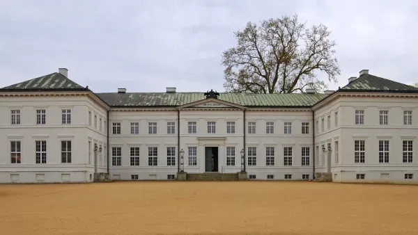Vorderansicht von Schloss Neuhardenberg.