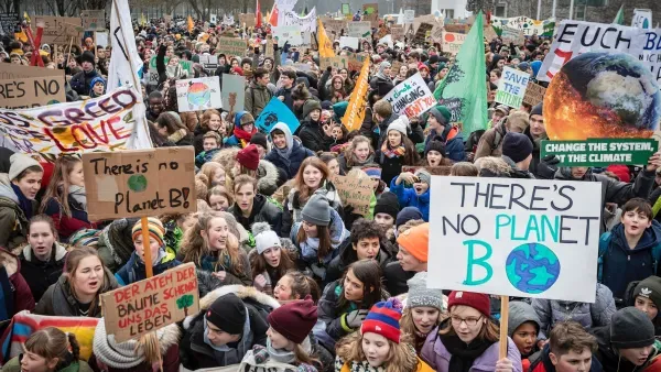 Artikelbild: Wie das System Schule bei der politischen Bildung versagt